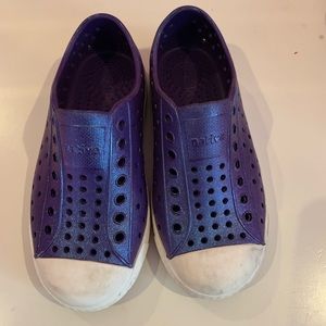Native Jefferson girls shoes. Iridescent purple.